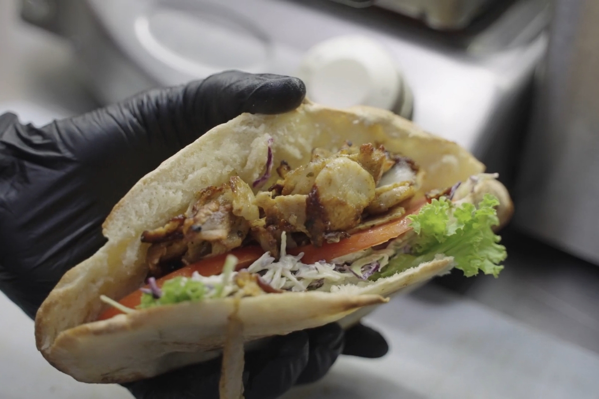 osoba sprema šavarmu